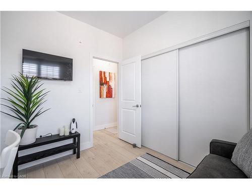 303-263 Georgian Drive, Oakville, ON - Indoor