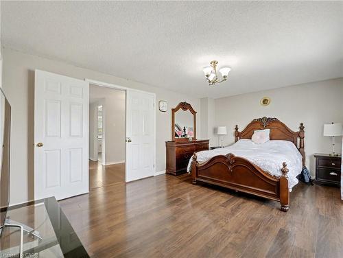635 Rexford Drive, Hamilton, ON - Indoor Photo Showing Bedroom