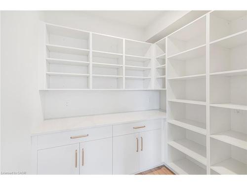 4364 Victoria Avenue, Vineland, ON - Indoor With Storage