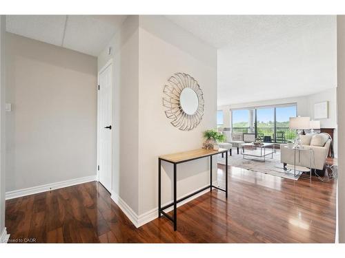 501-22 Marilyn Drive, Guelph, ON - Indoor Photo Showing Other Room