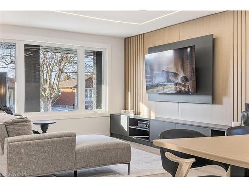 146 Kenora Avenue, Hamilton, ON - Indoor Photo Showing Living Room