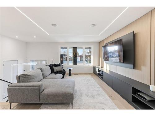 146 Kenora Avenue, Hamilton, ON - Indoor Photo Showing Living Room