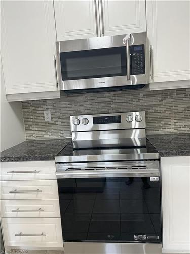 68 Dodman Crescent, Ancaster, ON - Indoor Photo Showing Kitchen With Upgraded Kitchen