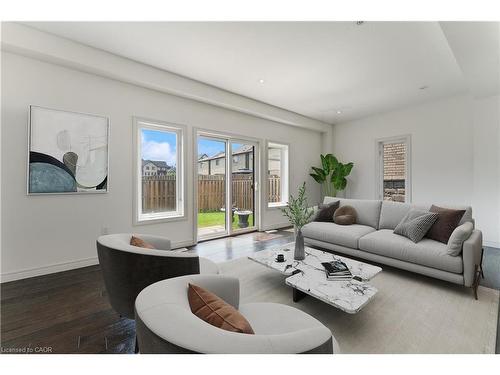 68 Dodman Crescent, Ancaster, ON - Indoor Photo Showing Living Room