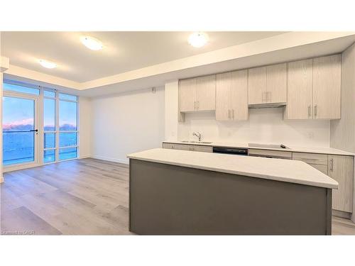 526-461 Green Road, Stoney Creek, ON - Indoor Photo Showing Kitchen