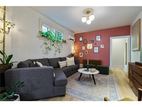 202 Prospect Street S, Hamilton, ON - Indoor Photo Showing Living Room