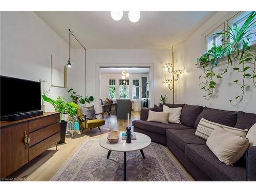 202 Prospect Street S, Hamilton, ON - Indoor Photo Showing Living Room
