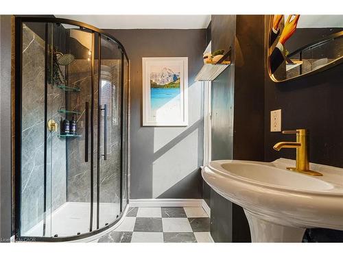 202 Prospect Street S, Hamilton, ON - Indoor Photo Showing Bathroom