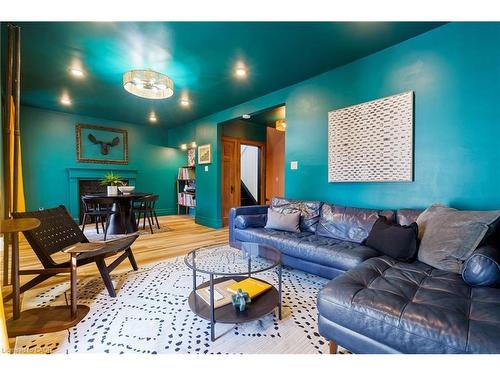 202 Prospect Street S, Hamilton, ON - Indoor Photo Showing Living Room