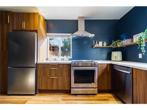 202 Prospect Street S, Hamilton, ON - Indoor Photo Showing Kitchen