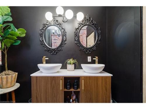 202 Prospect Street S, Hamilton, ON - Indoor Photo Showing Bathroom