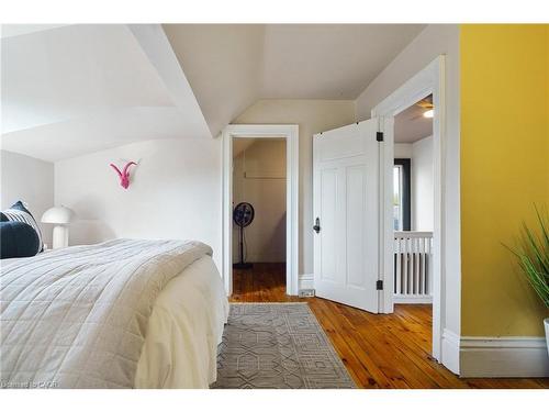 202 Prospect Street S, Hamilton, ON - Indoor Photo Showing Bedroom