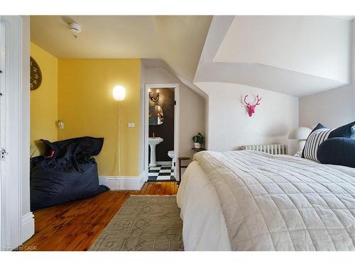 202 Prospect Street S, Hamilton, ON - Indoor Photo Showing Bedroom