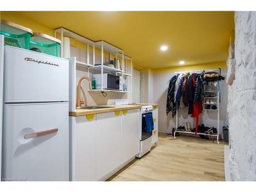 202 Prospect Street S, Hamilton, ON - Indoor Photo Showing Kitchen