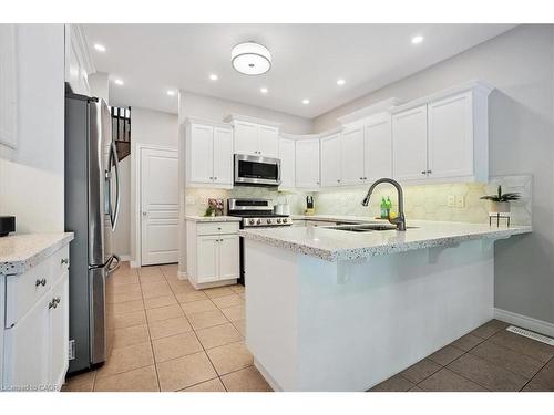 95 Hemlock Way, Grimsby, ON - Indoor Photo Showing Kitchen With Upgraded Kitchen