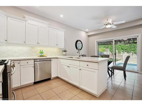95 Hemlock Way, Grimsby, ON - Indoor Photo Showing Kitchen