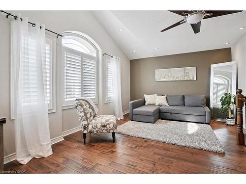 95 Hemlock Way, Grimsby, ON - Indoor Photo Showing Living Room