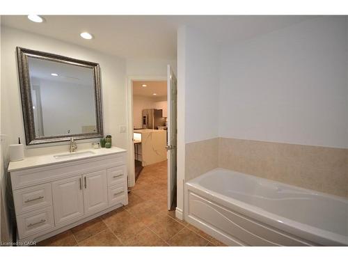 510-399 Elizabeth Street, Burlington, ON - Indoor Photo Showing Bathroom