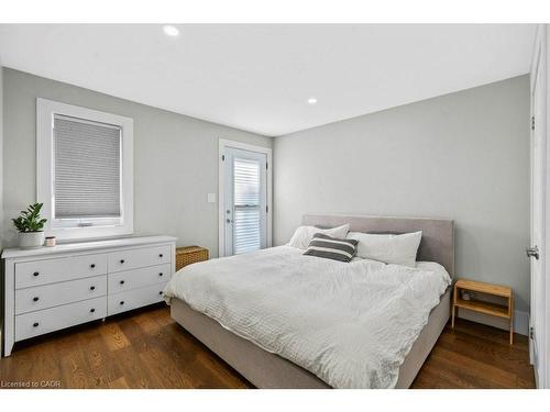 18 Park Row N, Hamilton, ON - Indoor Photo Showing Bedroom