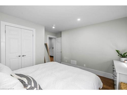 18 Park Row N, Hamilton, ON - Indoor Photo Showing Bedroom