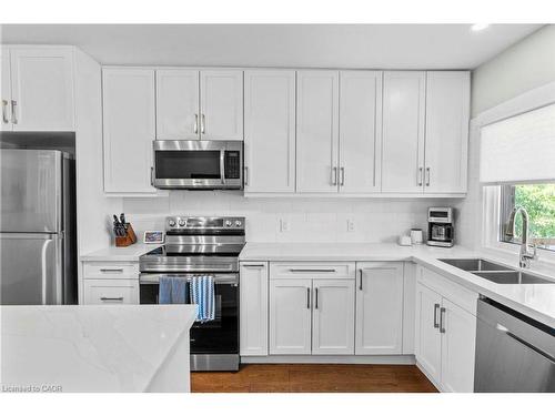 18 Park Row N, Hamilton, ON - Indoor Photo Showing Kitchen With Double Sink With Upgraded Kitchen