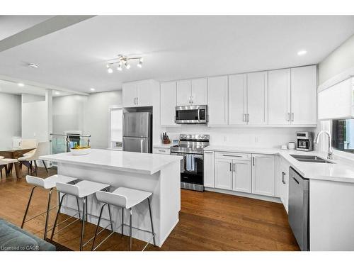 18 Park Row N, Hamilton, ON - Indoor Photo Showing Kitchen With Double Sink With Upgraded Kitchen