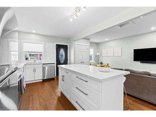 18 Park Row N, Hamilton, ON - Indoor Photo Showing Kitchen