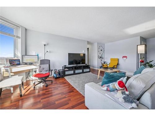 1510-35 Green Valley Drive, Kitchener, ON - Indoor Photo Showing Living Room