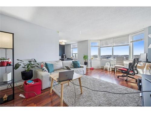 1510-35 Green Valley Drive, Kitchener, ON - Indoor Photo Showing Living Room