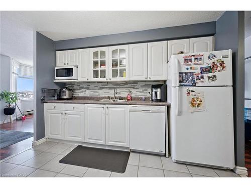 1510-35 Green Valley Drive, Kitchener, ON - Indoor Photo Showing Kitchen