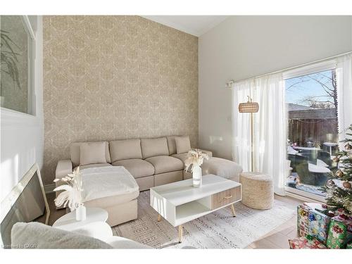 65-11 Harrisford Street, Hamilton, ON - Indoor Photo Showing Living Room