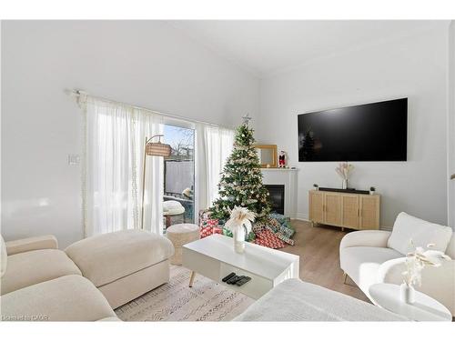 65-11 Harrisford Street, Hamilton, ON - Indoor Photo Showing Living Room