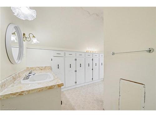 76 Main Street E, Mapleton, ON - Indoor Photo Showing Bathroom