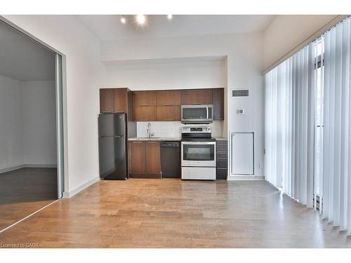 705-126 Simcoe Street, Toronto, ON - Indoor Photo Showing Kitchen