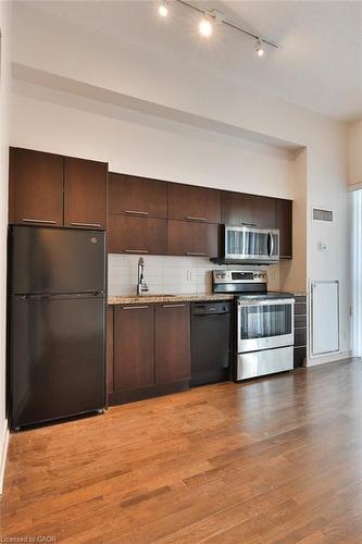 705-126 Simcoe Street, Toronto, ON - Indoor Photo Showing Kitchen