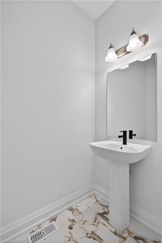 12-675 Victoria Road N, Guelph, ON - Indoor Photo Showing Bathroom