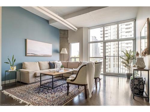 612-66 Bay Street S, Hamilton, ON - Indoor Photo Showing Living Room