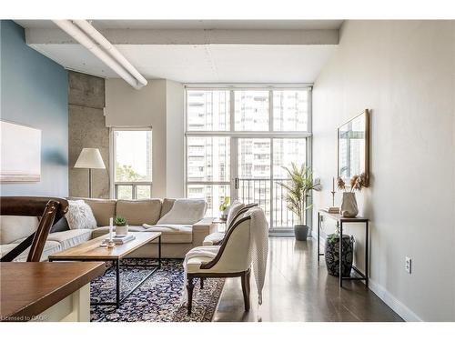 612-66 Bay Street S, Hamilton, ON - Indoor Photo Showing Living Room
