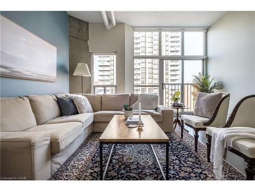 612-66 Bay Street S, Hamilton, ON - Indoor Photo Showing Living Room
