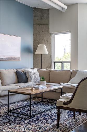 612-66 Bay Street S, Hamilton, ON - Indoor Photo Showing Living Room