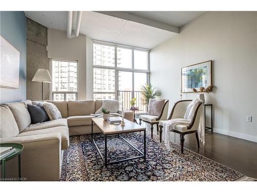 612-66 Bay Street S, Hamilton, ON - Indoor Photo Showing Living Room