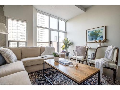 612-66 Bay Street S, Hamilton, ON - Indoor Photo Showing Living Room
