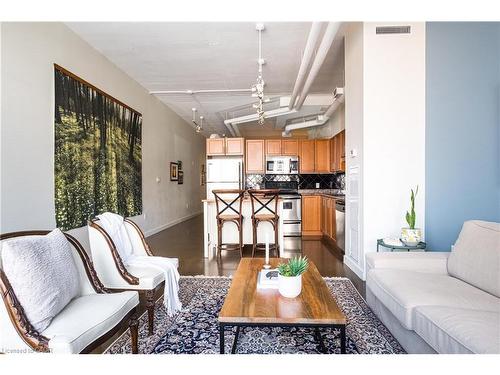 612-66 Bay Street S, Hamilton, ON - Indoor Photo Showing Living Room