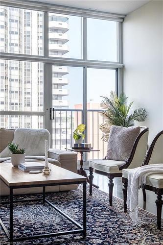 612-66 Bay Street S, Hamilton, ON - Indoor Photo Showing Living Room