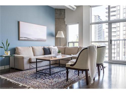 612-66 Bay Street S, Hamilton, ON - Indoor Photo Showing Living Room