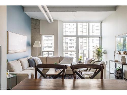 612-66 Bay Street S, Hamilton, ON - Indoor Photo Showing Living Room