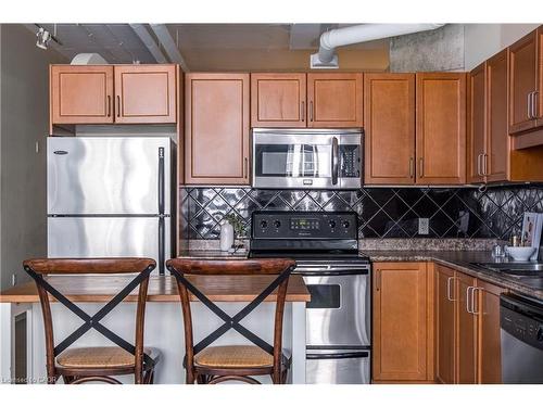 612-66 Bay Street S, Hamilton, ON - Indoor Photo Showing Kitchen
