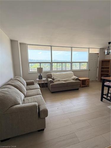 705-15 Albright Road, Stoney Creek, ON - Indoor Photo Showing Living Room