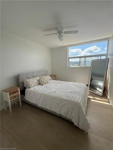 705-15 Albright Road, Stoney Creek, ON - Indoor Photo Showing Bedroom