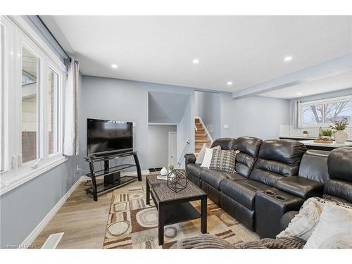 139 The Country Way, Kitchener, ON - Indoor Photo Showing Living Room